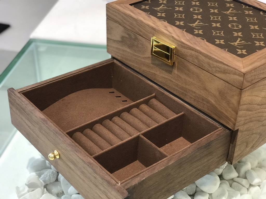 #New Product First Launch #Double solid wood 1 compartment watch box vs jewelry box  Carefully developed and uniquely crafted.#Exclusive customized background #(Impeccable)  Size  33215Weight ：3.5kg