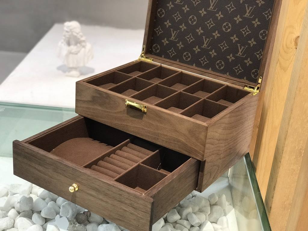 #New Product First Launch #Double solid wood 1 compartment watch box vs jewelry box  Carefully developed and uniquely crafted.#Exclusive customized background #(Impeccable)  Size  33215Weight ：3.5kg