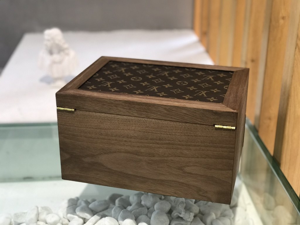 #New Product First Launch #Double solid wood 1 compartment watch box vs jewelry box  Carefully developed and uniquely crafted.#Exclusive customized background #(Impeccable)  Size  33215Weight ：3.5kg