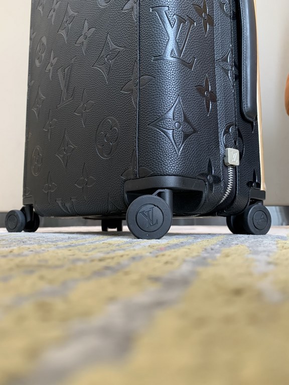 [55cm High Goods Right Version Box]HORIZON Four Wheeled Trolley CaseMatching version details1) Trolley material aluminum alloy silver thin trolley, round hole snap, aluminum alloy button.2)Wheels opposite version of the 