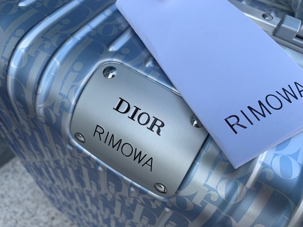 RIMOWA x Diorthe indispensable travel companion of the modern traveler.  royal model.............................. ..............................Brand RIMOWA x DiorMaterial -Aluminum, magnesium aluminum alloyLining Origi