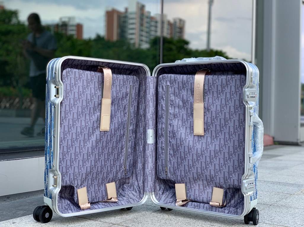 RIMOWA x Diorthe indispensable travel companion of the modern traveler.  royal model.............................. ..............................Brand RIMOWA x DiorMaterial -Aluminum, magnesium aluminum alloyLining Origi