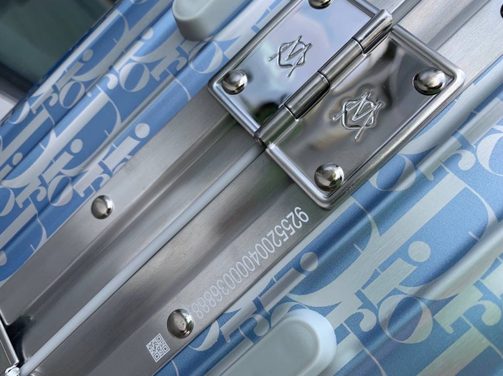 RIMOWA x Diorthe indispensable travel companion of the modern traveler.  royal model.............................. ..............................Brand RIMOWA x DiorMaterial -Aluminum, magnesium aluminum alloyLining Origi