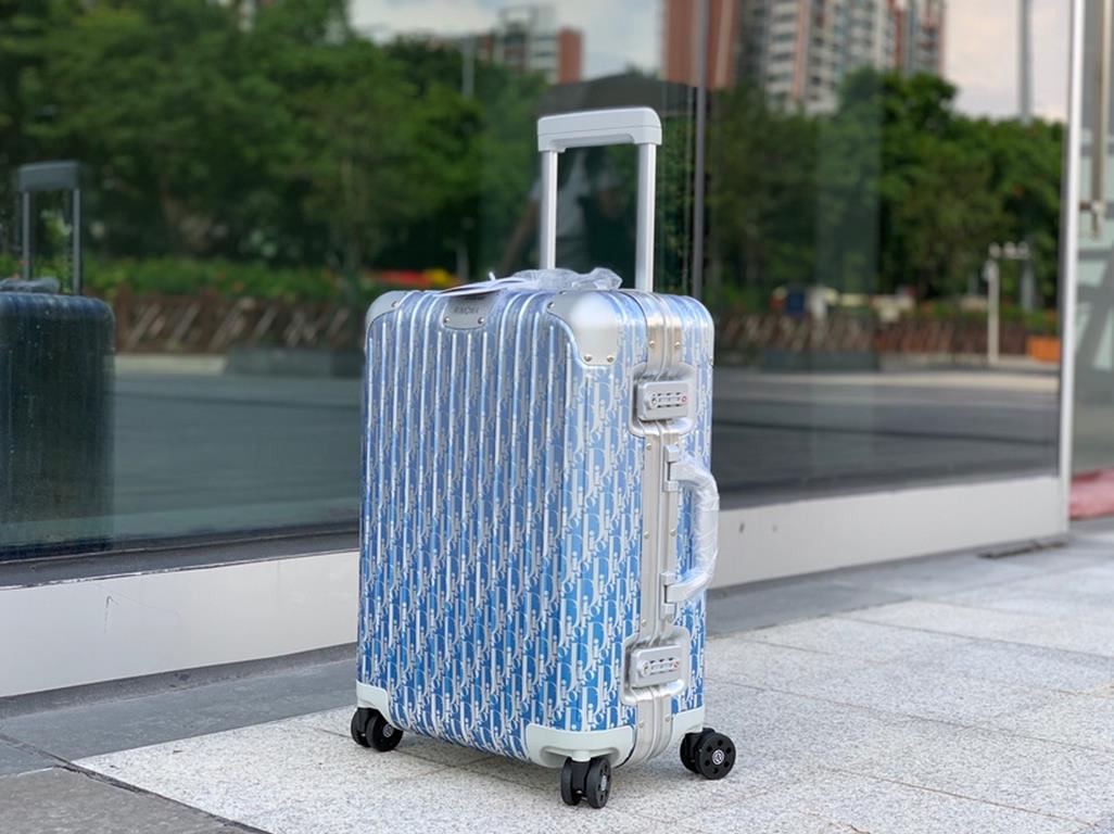 RIMOWA x Diorthe indispensable travel companion of the modern traveler.  royal model.............................. ..............................Brand RIMOWA x DiorMaterial -Aluminum, magnesium aluminum alloyLining Origi