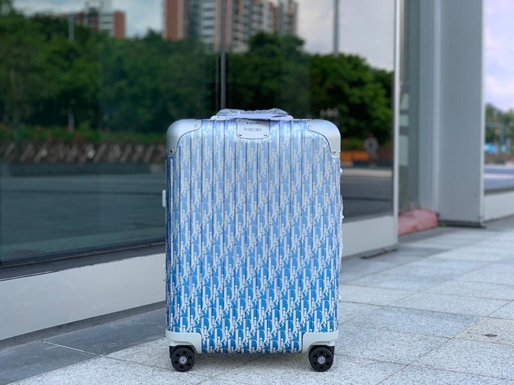 RIMOWA x Diorthe indispensable travel companion of the modern traveler.  royal model.............................. ..............................Brand RIMOWA x DiorMaterial -Aluminum, magnesium aluminum alloyLining Origi