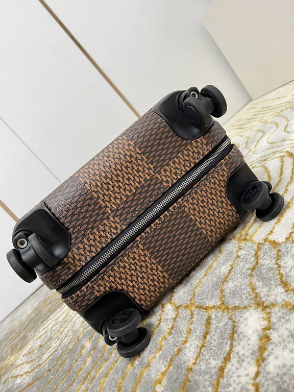 Exclusive Photo Silk Screen Bear Luggage】The new Horizon luggage revolutionizes Louis Vuitton's legacy with a creative twist. The iconic Monogram canvas is embellished with travel appliqués that harken back to the brand'