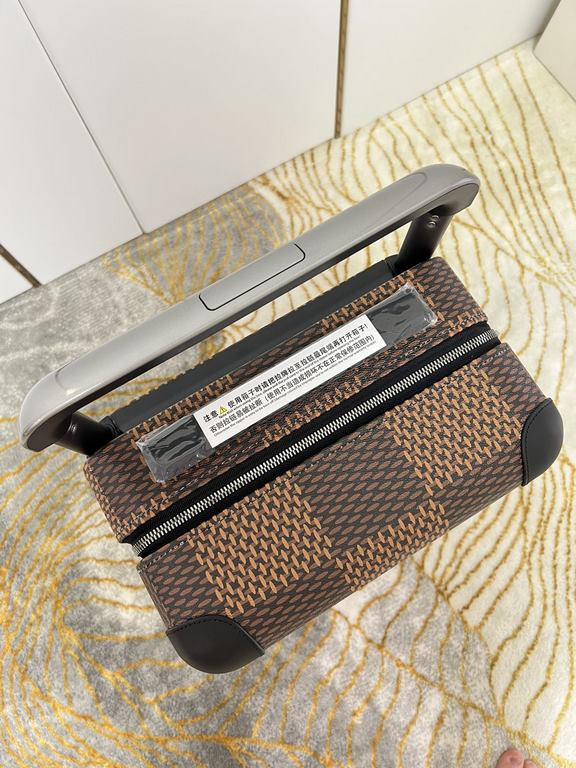 Exclusive Photo Silk Screen Bear Luggage】The new Horizon luggage revolutionizes Louis Vuitton's legacy with a creative twist. The iconic Monogram canvas is embellished with travel appliqués that harken back to the brand'