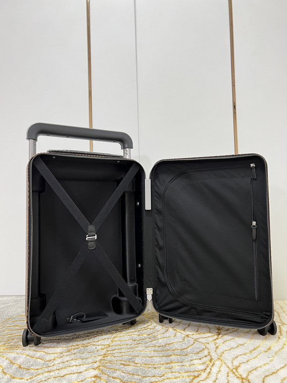 Exclusive Photo Silk Screen Bear Luggage】The new Horizon luggage revolutionizes Louis Vuitton's legacy with a creative twist. The iconic Monogram canvas is embellished with travel appliqués that harken back to the brand'