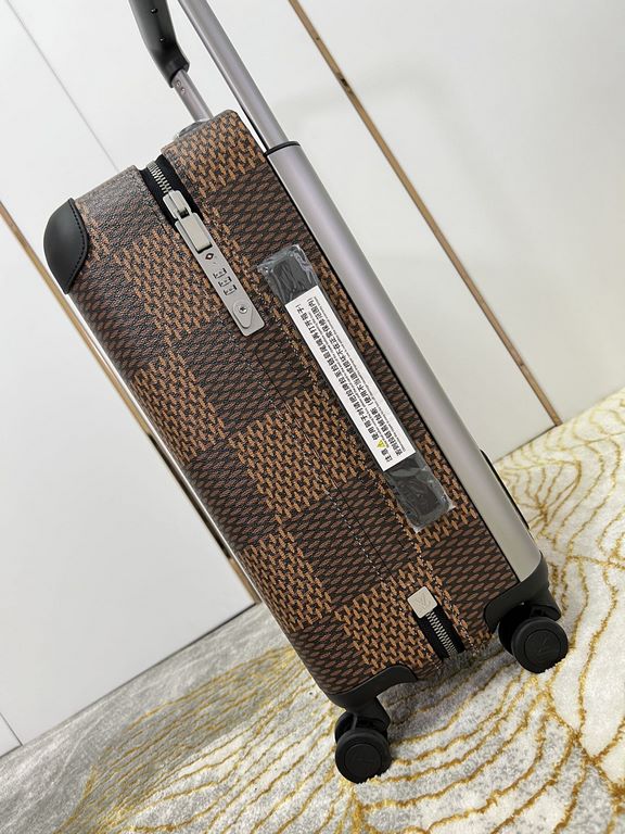 Exclusive Photo Silk Screen Bear Luggage】The new Horizon luggage revolutionizes Louis Vuitton's legacy with a creative twist. The iconic Monogram canvas is embellished with travel appliqués that harken back to the brand'