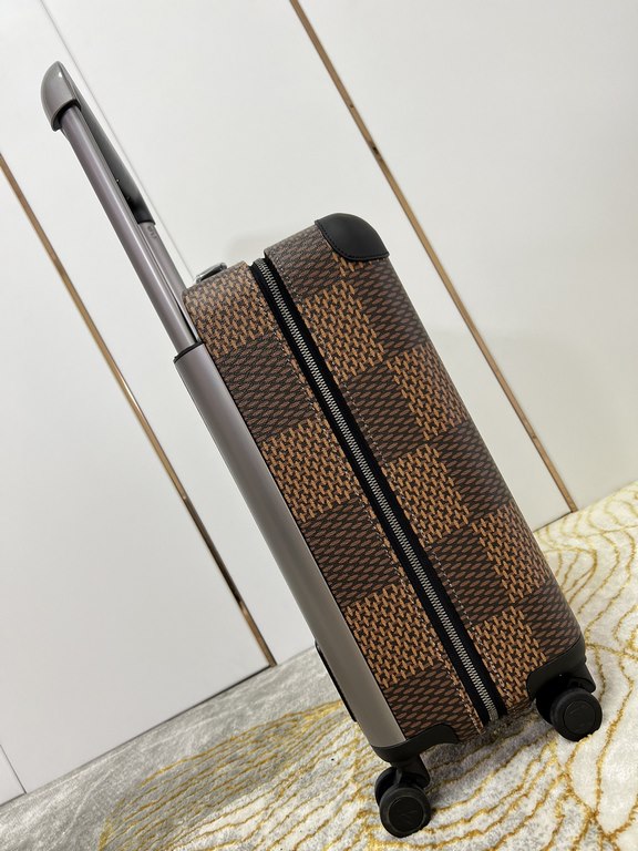 Exclusive Photo Silk Screen Bear Luggage】The new Horizon luggage revolutionizes Louis Vuitton's legacy with a creative twist. The iconic Monogram canvas is embellished with travel appliqués that harken back to the brand'