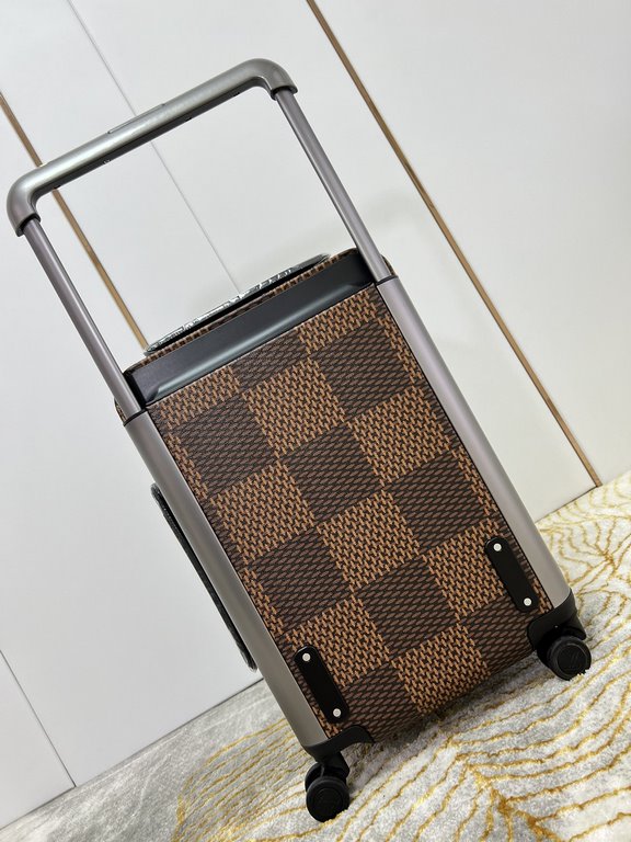 Exclusive Photo Silk Screen Bear Luggage】The new Horizon luggage revolutionizes Louis Vuitton's legacy with a creative twist. The iconic Monogram canvas is embellished with travel appliqués that harken back to the brand'