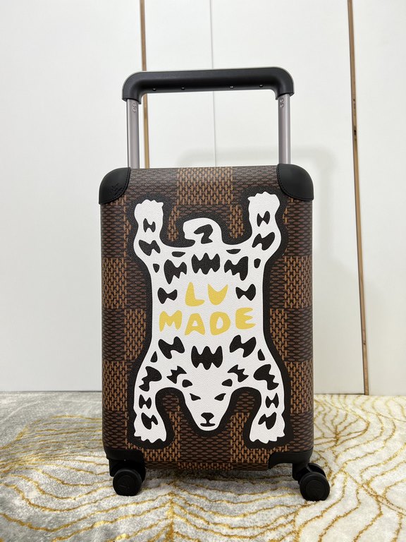 Exclusive Photo Silk Screen Bear Luggage】The new Horizon luggage revolutionizes Louis Vuitton's legacy with a creative twist. The iconic Monogram canvas is embellished with travel appliqués that harken back to the brand'