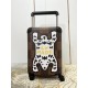 Exclusive Photo Silk Screen Bear Luggage】The new Horizon luggage revolutionizes Louis Vuitton's legacy with a creative twist. The iconic Monogram canvas is embellished with travel appliqués that harken back to the brand'