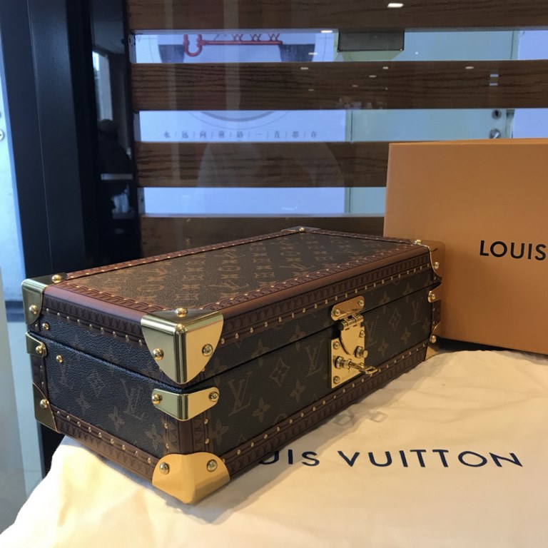 M4700BActual Lv watch box hard case, the texture is verybeautiful!Standing up to the test