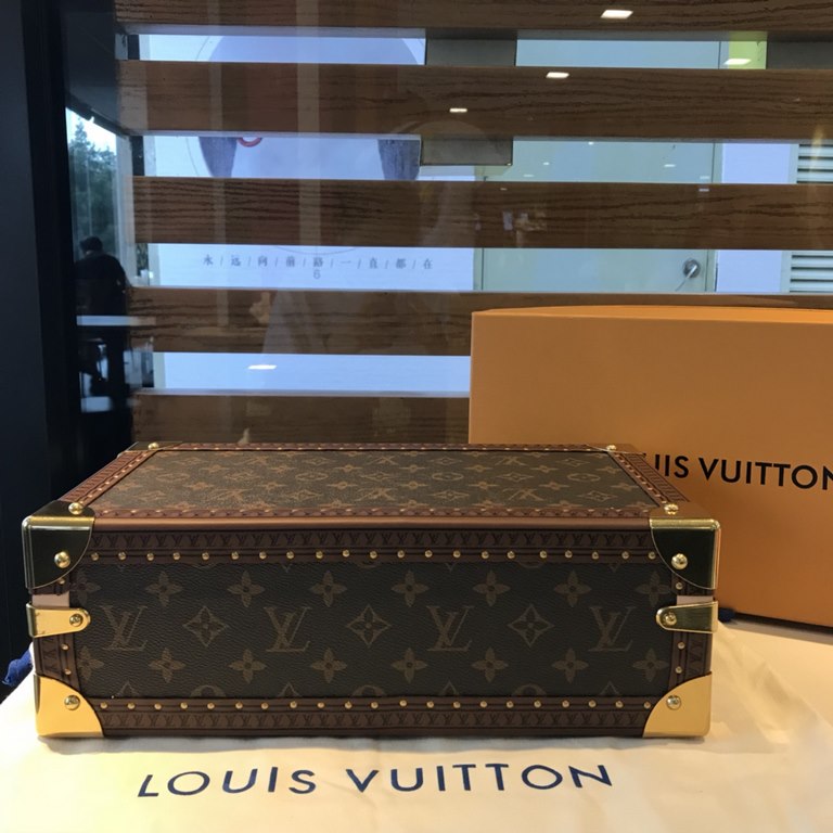 M4700BActual Lv watch box hard case, the texture is verybeautiful!Standing up to the test