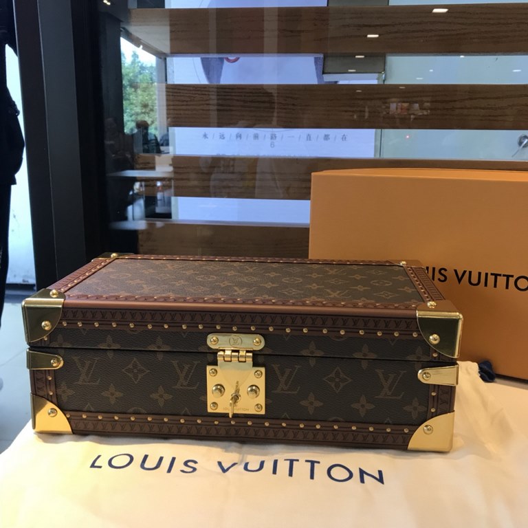 M4700BActual Lv watch box hard case, the texture is verybeautiful!Standing up to the test