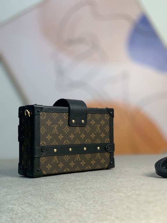 Top quality original M45943 [All steel version] Every detail of this Petite Malle bag is inspired by Louis Vuitton's trunk-making heritage the shape of the body, the iconic Monogram canvas, the metal clasp and hardware -