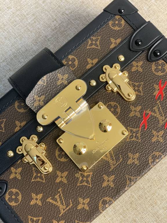 Top quality original M45943 [All steel version] Every detail of this Petite Malle bag is inspired by Louis Vuitton's trunk-making heritage the shape of the body, the iconic Monogram canvas, the metal clasp and hardware -