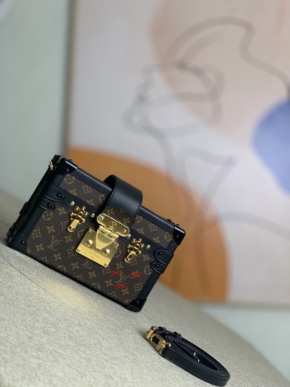 Top quality original M45943 [All steel version] Every detail of this Petite Malle bag is inspired by Louis Vuitton's trunk-making heritage the shape of the body, the iconic Monogram canvas, the metal clasp and hardware -