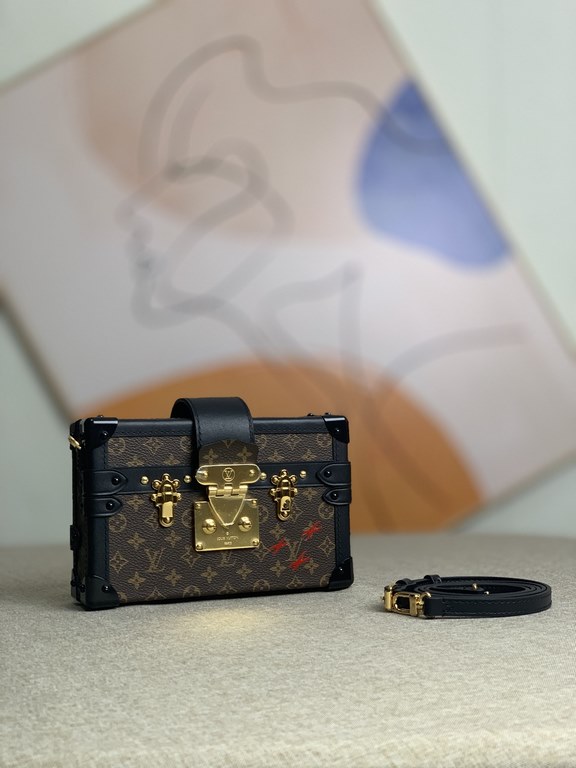 Top quality original M45943 [All steel version] Every detail of this Petite Malle bag is inspired by Louis Vuitton's trunk-making heritage the shape of the body, the iconic Monogram canvas, the metal clasp and hardware -