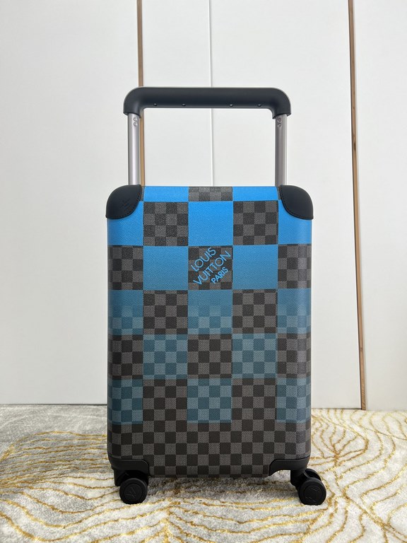 Exclusive Photo Horizon Luggage】The new Horizon luggage revolutionizes Louis Vuitton's legacy with a creative twist. The iconic Monogram canvas is embellished with travel appliqués that harken back to the brand's heritag