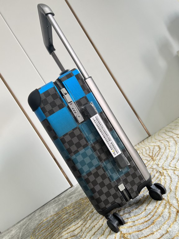 Exclusive Photo Horizon Luggage】The new Horizon luggage revolutionizes Louis Vuitton's legacy with a creative twist. The iconic Monogram canvas is embellished with travel appliqués that harken back to the brand's heritag