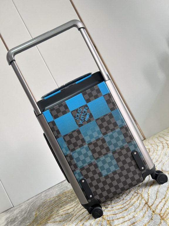 Exclusive Photo Horizon Luggage】The new Horizon luggage revolutionizes Louis Vuitton's legacy with a creative twist. The iconic Monogram canvas is embellished with travel appliqués that harken back to the brand's heritag