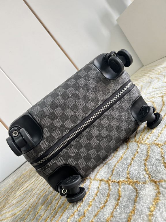 Exclusive Photo Horizon Luggage】The new Horizon luggage revolutionizes Louis Vuitton's legacy with a creative twist. The iconic Monogram canvas is embellished with travel appliqués that harken back to the brand's heritag