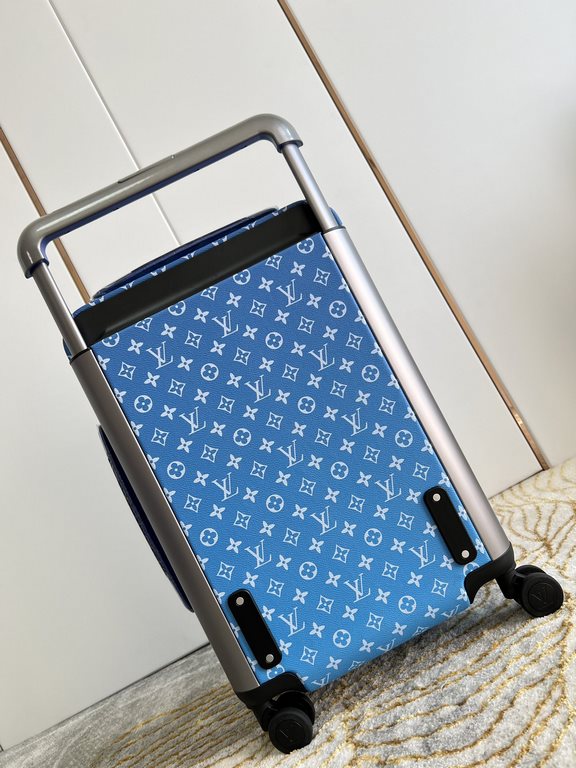 Exclusive Photo Blue Sky White Cloud Luggage】The new Horizon luggage revolutionizes Louis Vuitton's legendary heritage with a creative twist. The iconic Monogram canvas is embellished with travel appliqués that harken ba