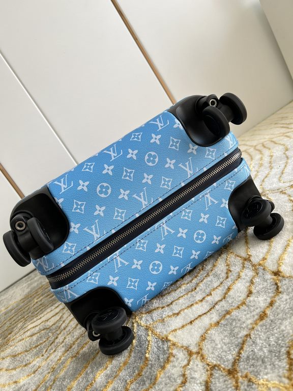 Exclusive Photo Blue Sky White Cloud Luggage】The new Horizon luggage revolutionizes Louis Vuitton's legendary heritage with a creative twist. The iconic Monogram canvas is embellished with travel appliqués that harken ba