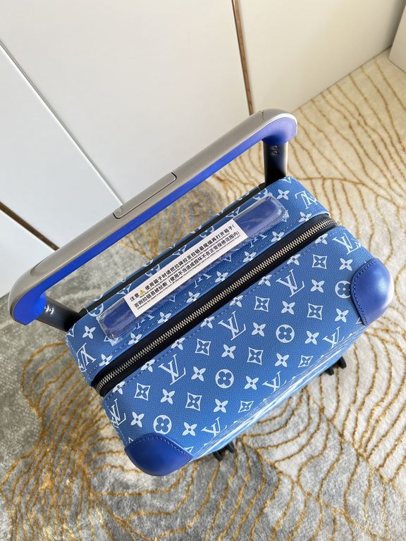 Exclusive Photo Blue Sky White Cloud Luggage】The new Horizon luggage revolutionizes Louis Vuitton's legendary heritage with a creative twist. The iconic Monogram canvas is embellished with travel appliqués that harken ba