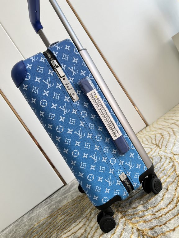 Exclusive Photo Blue Sky White Cloud Luggage】The new Horizon luggage revolutionizes Louis Vuitton's legendary heritage with a creative twist. The iconic Monogram canvas is embellished with travel appliqués that harken ba