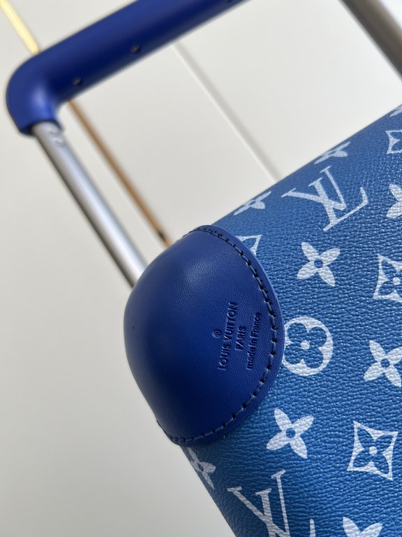 Exclusive Photo Blue Sky White Cloud Luggage】The new Horizon luggage revolutionizes Louis Vuitton's legendary heritage with a creative twist. The iconic Monogram canvas is embellished with travel appliqués that harken ba