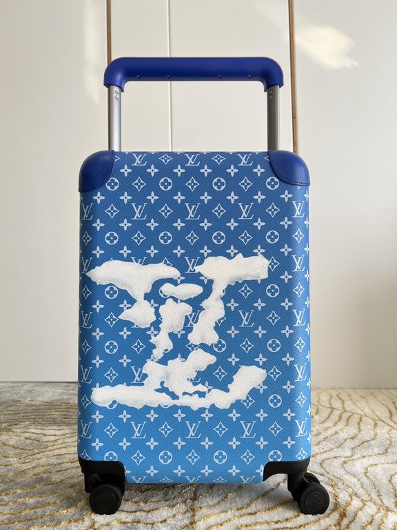 Exclusive Photo Blue Sky White Cloud Luggage】The new Horizon luggage revolutionizes Louis Vuitton's legendary heritage with a creative twist. The iconic Monogram canvas is embellished with travel appliqués that harken ba