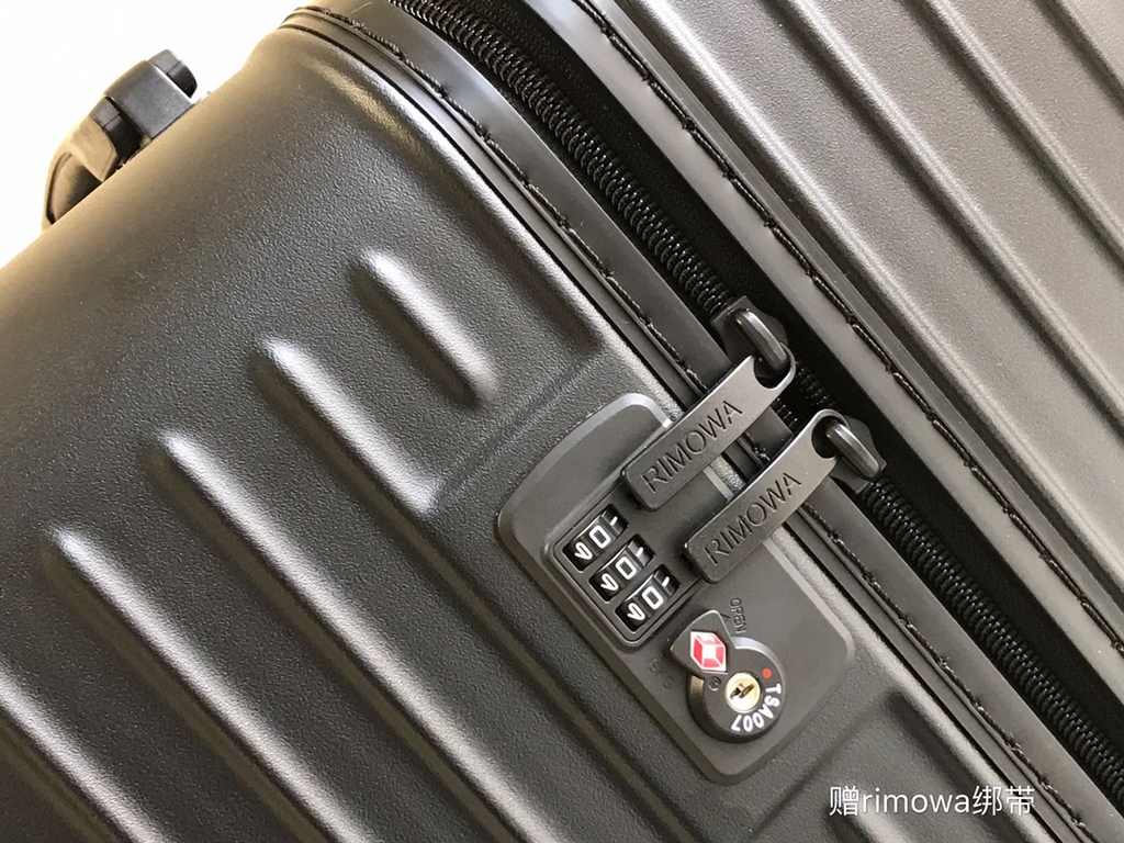 Rimowa Luggage  Luggage[PC zipper case] Must get the same high-color suitcase of Yi Yi Qianxi! New color series! Recently it is really a fire ah   meta full of Rimowa essential trunk plus series, the little name of the s