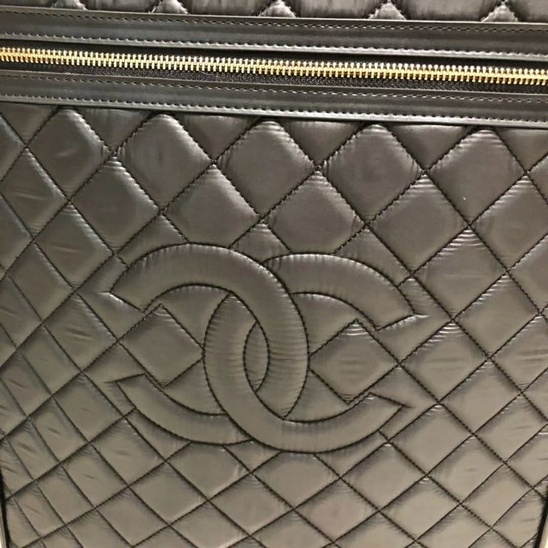 Western Europe Chanel    trolley case Home travel essential load B god weapon high fashion cool trend top imported fabric feel awesome universal wheel easy to drag! Take her with you to accompany you through a pleasant j