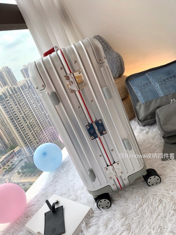 Oh My God! The same luggage as Gigi Lee!The Rimowa Original Twist collection, another luxury experience! Aluminum and magnesium alloy shells with colorful accessories, side locking brackets and handles, bold color scheme