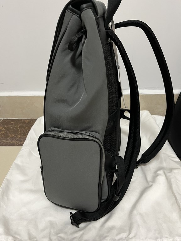 New backpacks from SumerianNew product shipment!Large size, stone gray, nylon flap, shipping now!Detailed picturesAccept pre-order, first-come-first-served, limited quantity!Size, Large