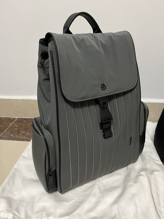 New backpacks from SumerianNew product shipment!Large size, stone gray, nylon flap, shipping now!Detailed picturesAccept pre-order, first-come-first-served, limited quantity!Size, Large