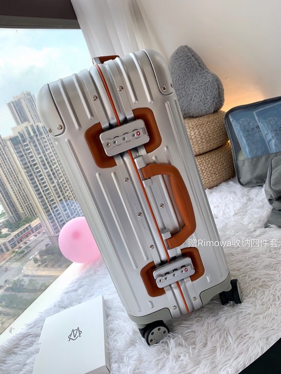 Oh My God! The same luggage as Gigi Lee!The Rimowa Original Twist collection is yet another luxurious experience! Aluminum-magnesium alloy shell with colorful accessories, side locking brackets and handles, bold color sc