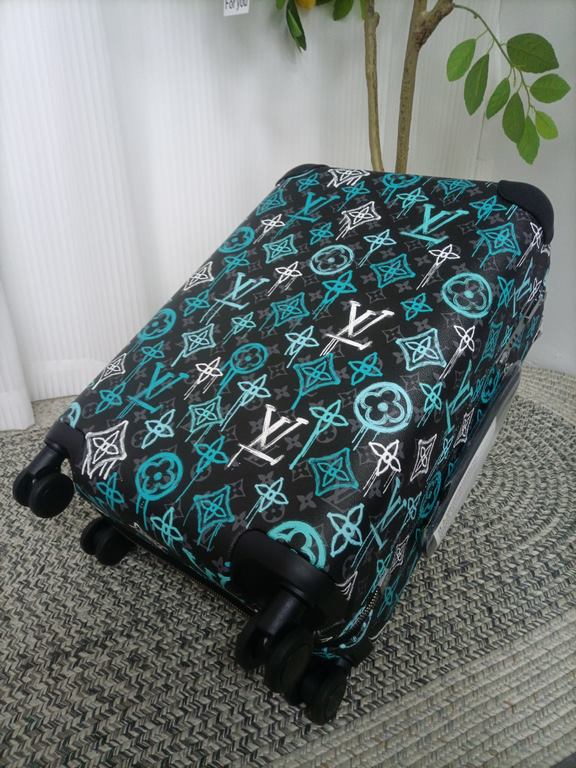 This vintage luggage features a graffiti-inspired Monogram pattern on canvas for a colorful street look.The lightweight design has plenty of space inside, making it a fashionable choice.