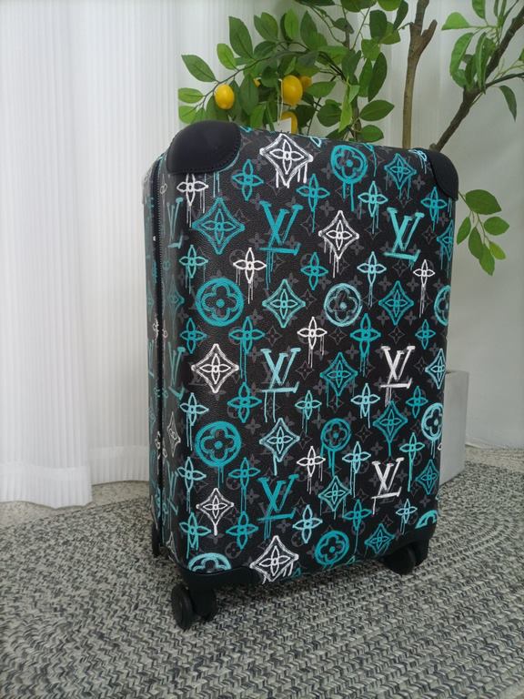 This vintage luggage features a graffiti-inspired Monogram pattern on canvas for a colorful street look.The lightweight design has plenty of space inside, making it a fashionable choice.