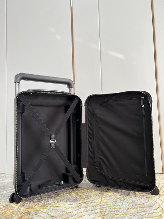 Exclusive Black Hydrographic Luggage】The new Horizon luggage revolutionizes Louis Vuitton's legendary heritage with a creative twist. The iconic Monogram canvas is embellished with travel appliqués that harken back to th