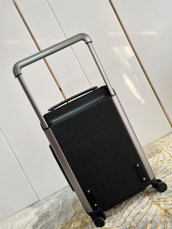 Exclusive Black Hydrographic Luggage】The new Horizon luggage revolutionizes Louis Vuitton's legendary heritage with a creative twist. The iconic Monogram canvas is embellished with travel appliqués that harken back to th