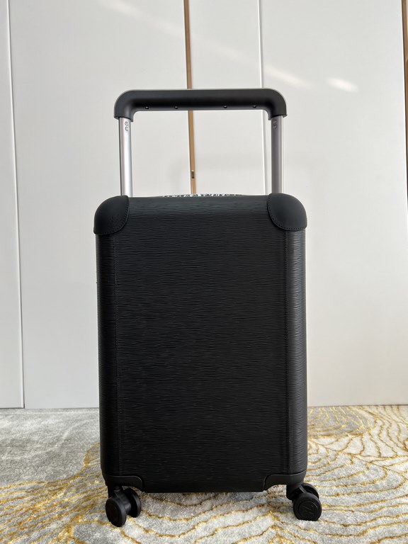 Exclusive Black Hydrographic Luggage】The new Horizon luggage revolutionizes Louis Vuitton's legendary heritage with a creative twist. The iconic Monogram canvas is embellished with travel appliqués that harken back to th