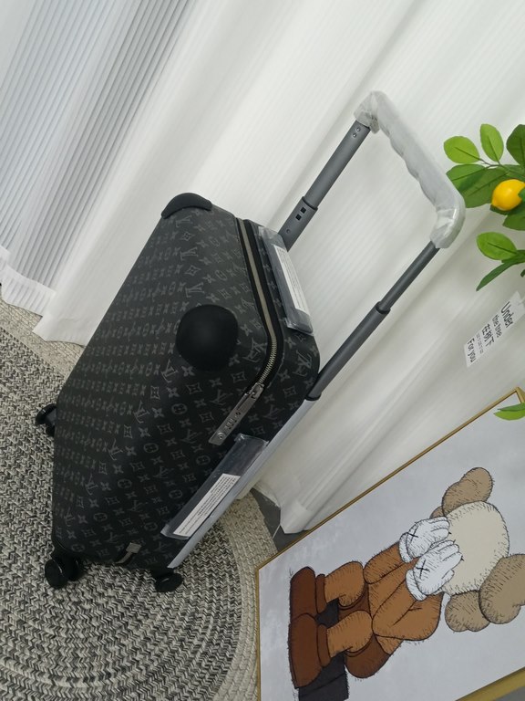 #M23002 Black Flower ModelSize 365019cmCapacity 28 liters Weight 2.6kgMaterial Ultra-lightweight Monogram canvas   mesh lining   cowhide leather corners   metal fittings   large external trolley barThe latest version of 