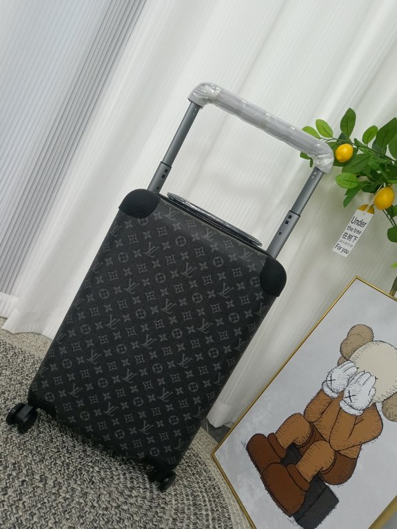 #M23002 Black Flower ModelSize 365019cmCapacity 28 liters Weight 2.6kgMaterial Ultra-lightweight Monogram canvas   mesh lining   cowhide leather corners   metal fittings   large external trolley barThe latest version of 