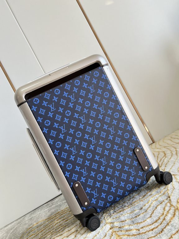 Exclusive Silkscreen Monogrammed Luggage】The new Horizon luggage revolutionizes Louis Vuitton's legendary heritage with a creative twist. The iconic Monogram canvas is embellished with travel appliqués that harken back t