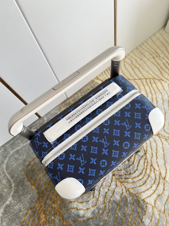 Exclusive Silkscreen Monogrammed Luggage】The new Horizon luggage revolutionizes Louis Vuitton's legendary heritage with a creative twist. The iconic Monogram canvas is embellished with travel appliqués that harken back t