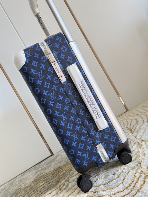 Exclusive Silkscreen Monogrammed Luggage】The new Horizon luggage revolutionizes Louis Vuitton's legendary heritage with a creative twist. The iconic Monogram canvas is embellished with travel appliqués that harken back t